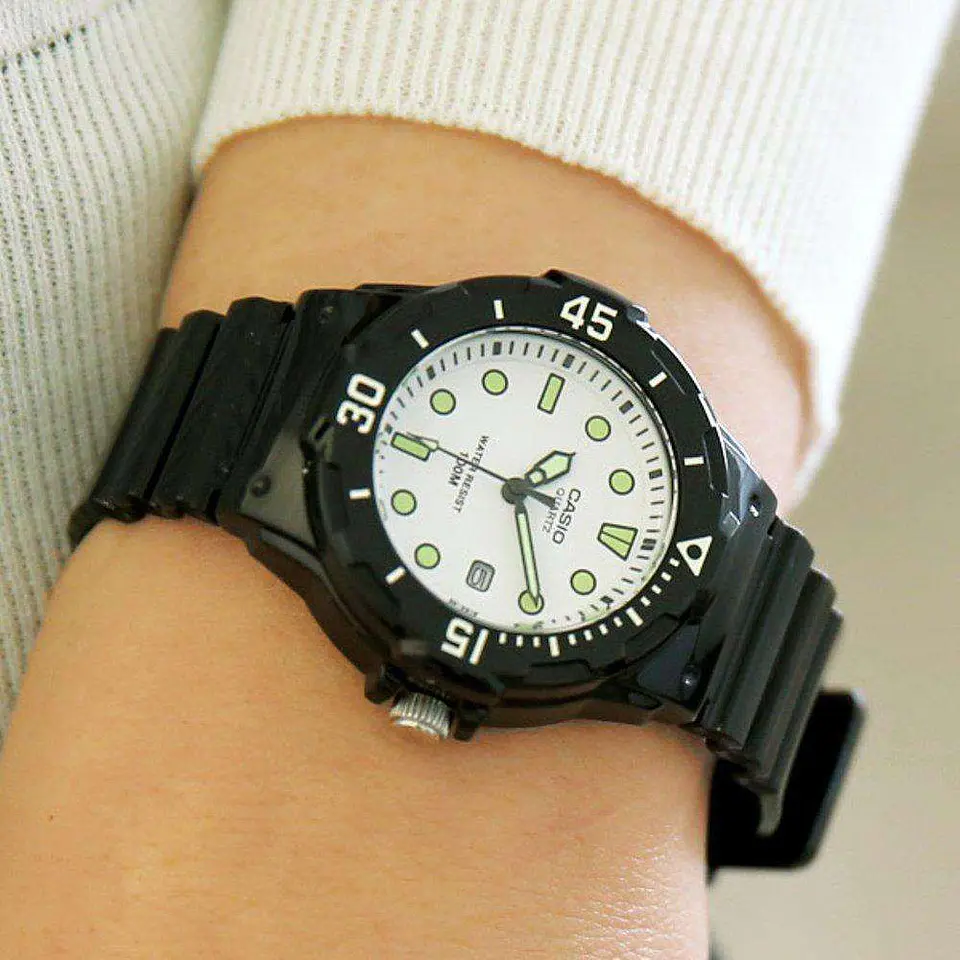 Reloj Analogo Casio LRW_200H_7E1V Para Mujer en Resina Color Negro 6