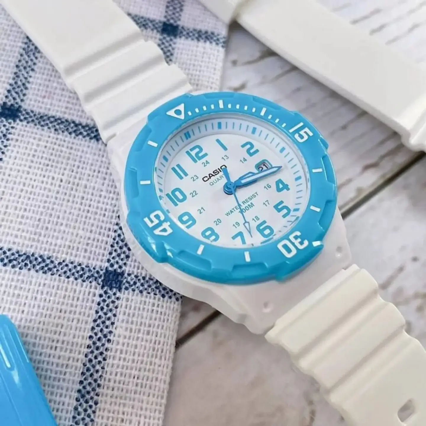 Reloj Analogo Casio LRW_200H_2BV Unisex en Resina Color Blanco 5