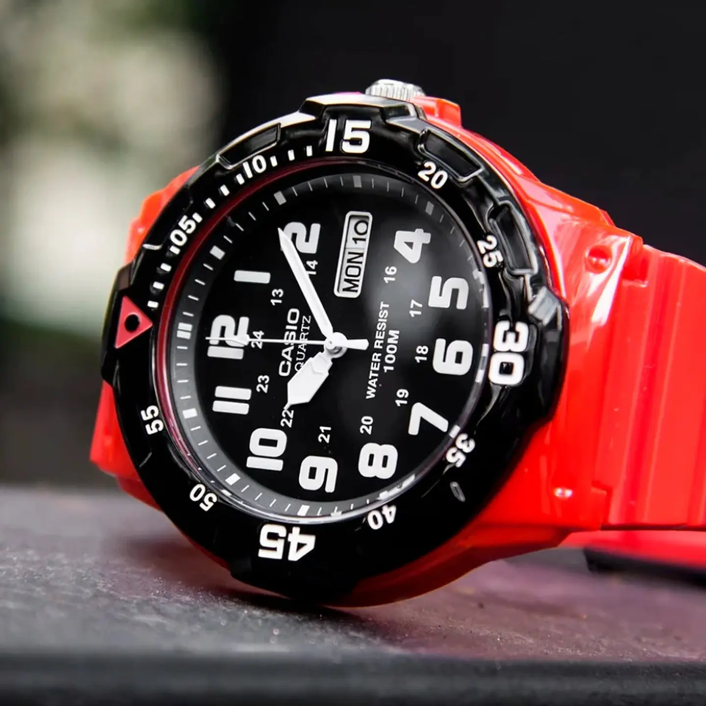Reloj Analogo Casio MRW-200HC-4BVDF Para Hombre en Resina Color Rojo 5
