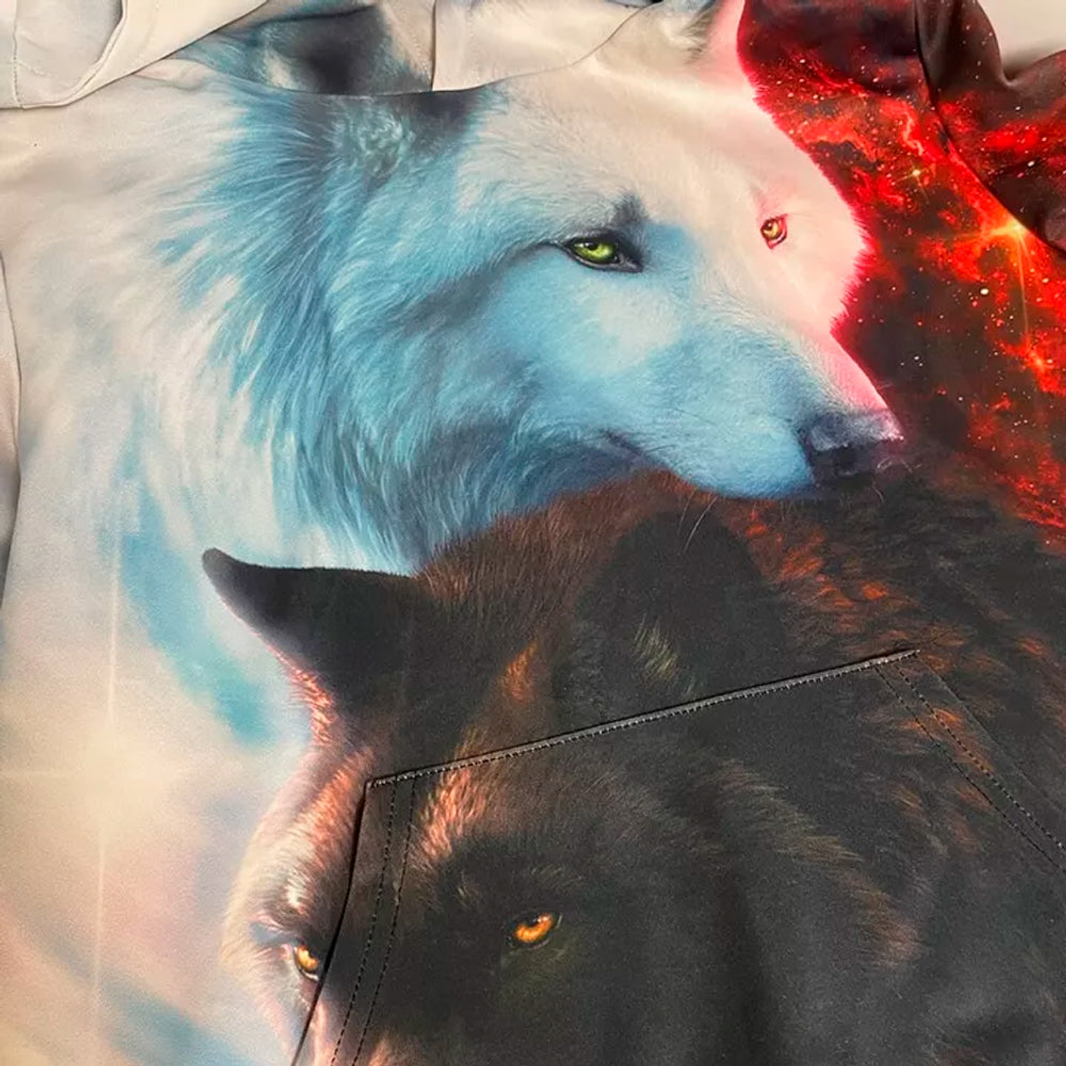 Polo con Capucha Newsiamese Galaxia y Lobo Color Celeste y Rojo Talla XS 3