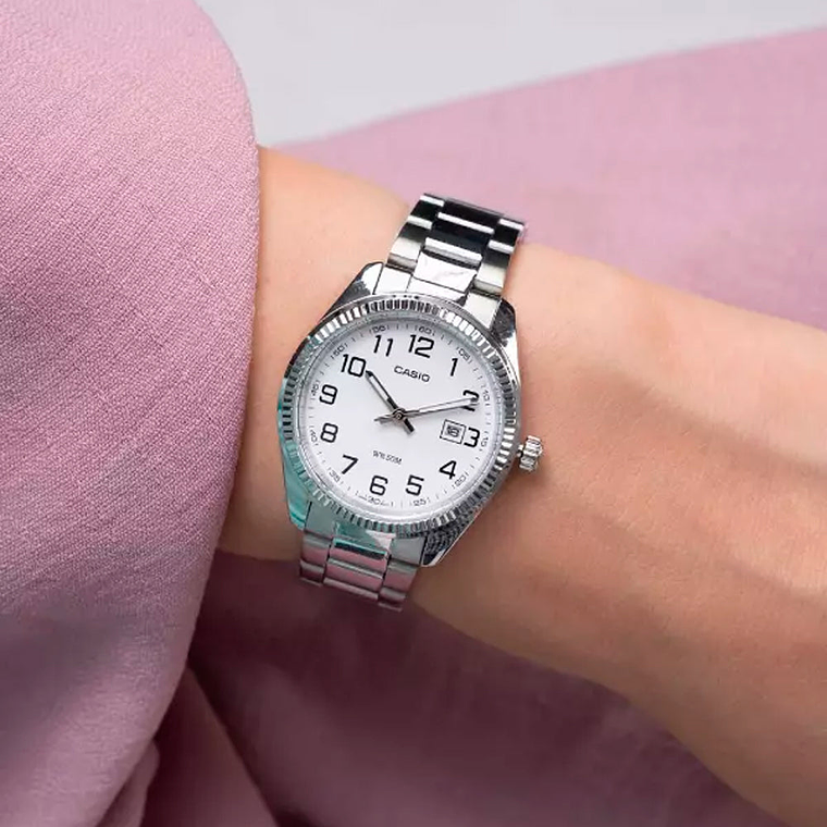 Reloj Análogo Casio Original MTP-1302D-7BV Unisex Color Plateado y Blanco 5