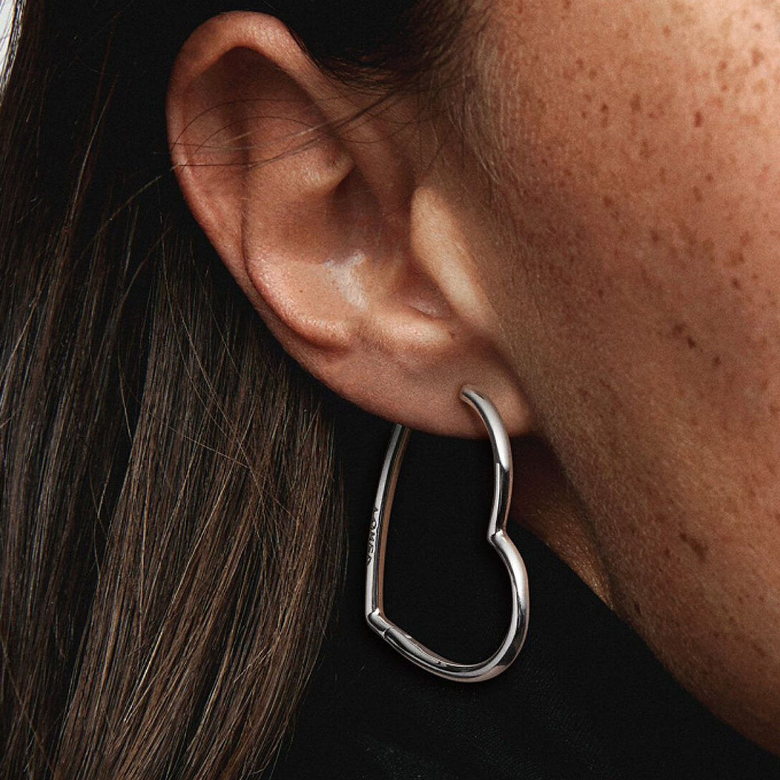 Aretes Pendientes Pandora Corazon Asimetrico Cierre en Broche 297822 Plata 925 4