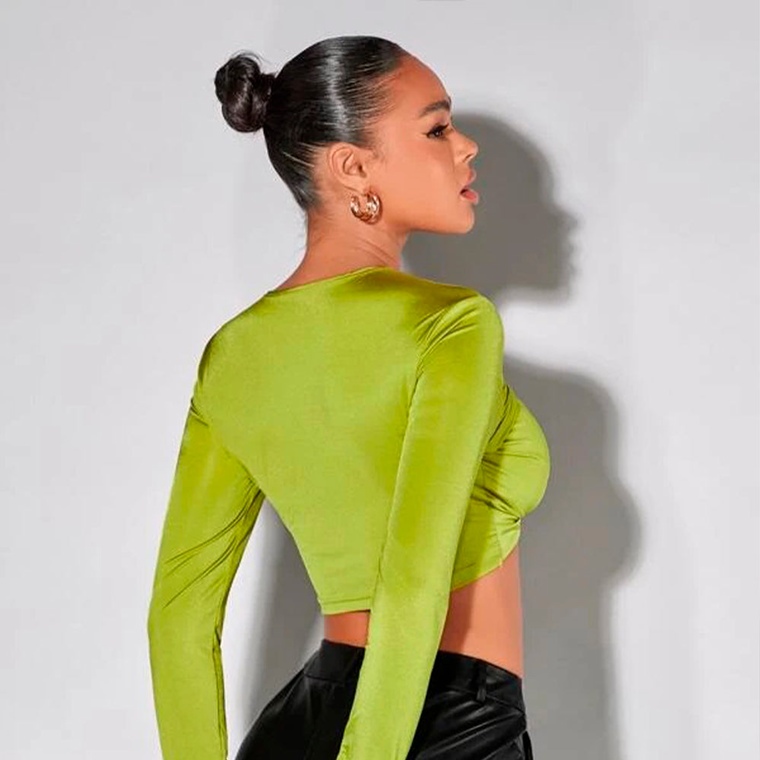 Top Corto Shein con Abertura Plegada Delantera Color Verde Olivo Talla XS 2