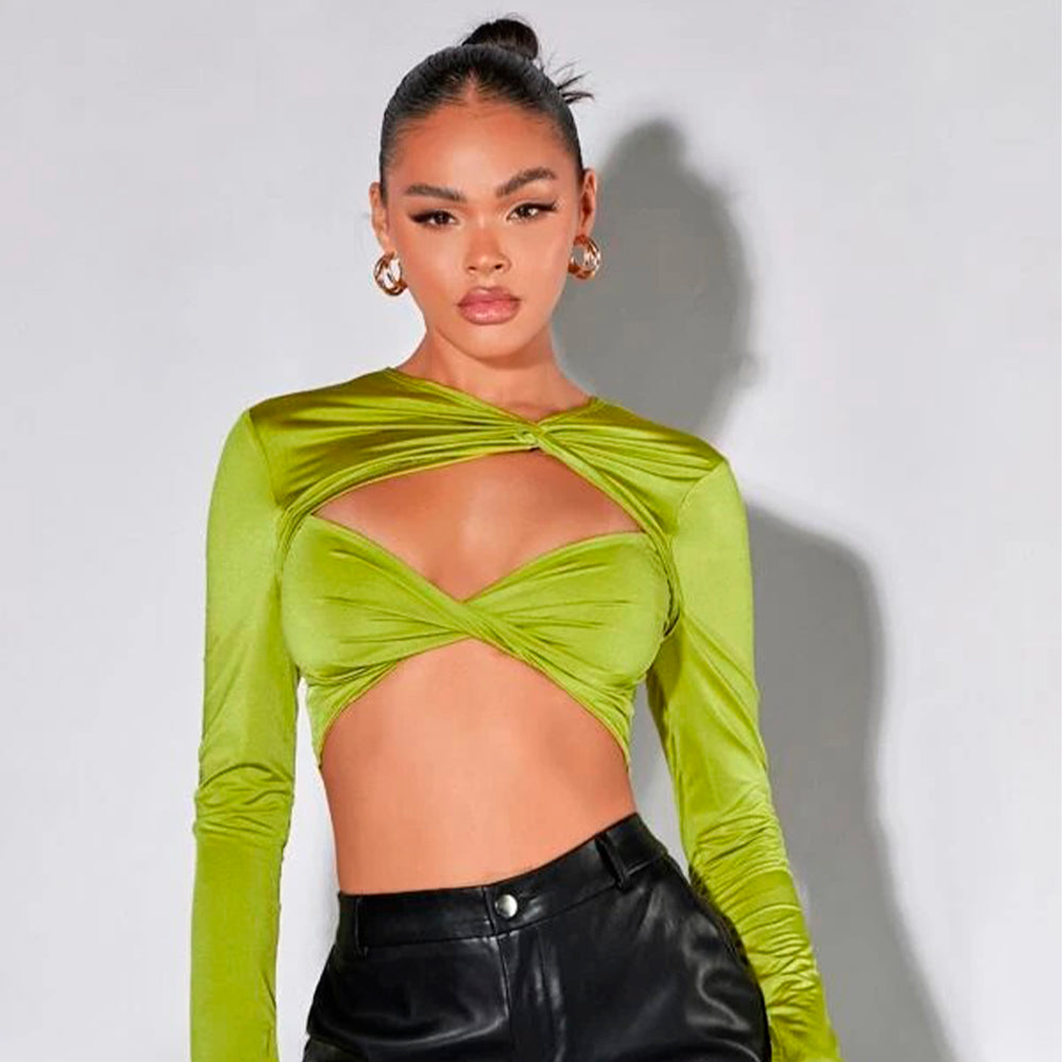 Top Corto Shein con Abertura Plegada Delantera Color Verde Olivo Talla XS 4