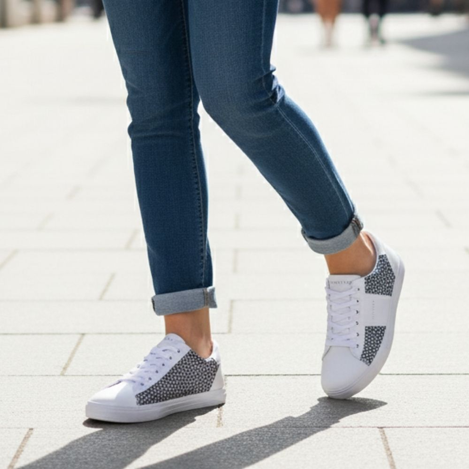 Zapatillas Tommy Hilfiger Lucis Original Color Blanco y Azul Floreado Para Mujer 4