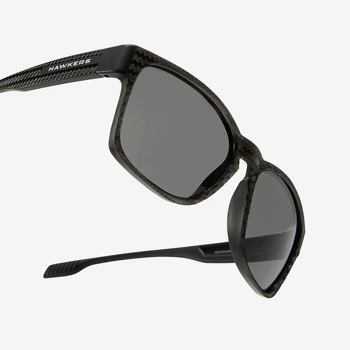Lentes De Sol Polarizado Hawkers Core Raw Carbon Fiber Black Dark HCRA25NBTP - Talla 56mm 8