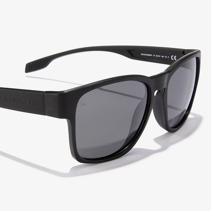 Lentes de Sol Polarizado Hawkers Core Raw Black HCRA22BBTP - Talla 56mm 8