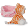 Little Paws | Gato laranja listado em cesto rosa, 12cm
