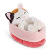 Sleeping Pets | Gato tricolor em cesto rosa claro, 12cm