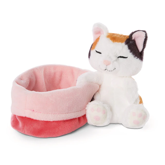 Sleeping Pets | Gato tricolor em cesto rosa claro, 12cm