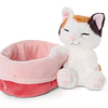 Sleeping Pets | Gato tricolor em cesto rosa claro, 12cm