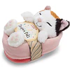 Sleeping Pets | Gato tricolor em cesto rosa claro, 12cm