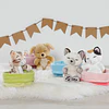 Sleeping Pets | Cão bege em cesto rosa, 12cm