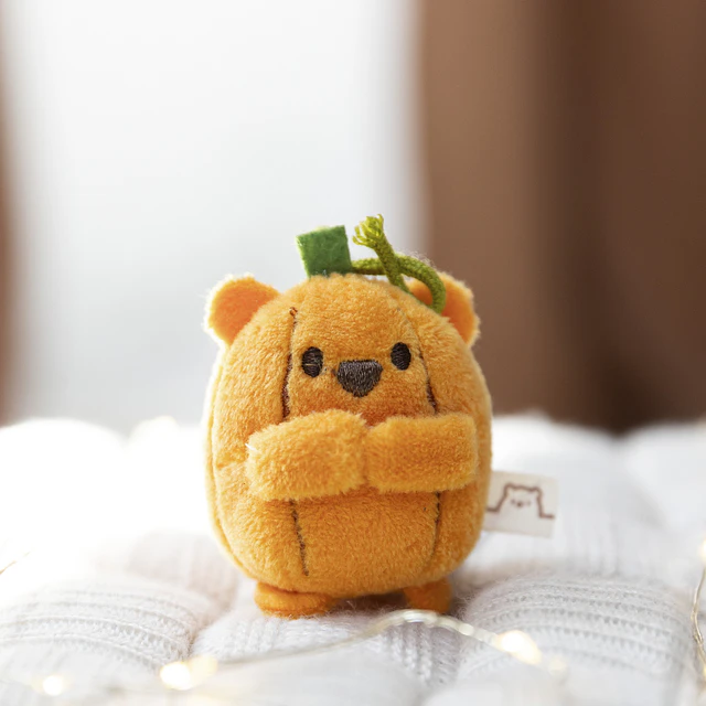Mymochi Cosy Creepers | Urso Nomo abóbora, 5cm c/ header