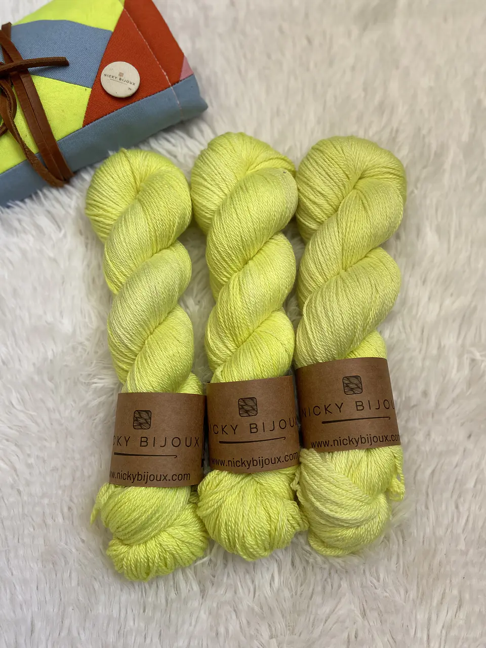 Merino Seda Fingering - Amarillo Flúor  2