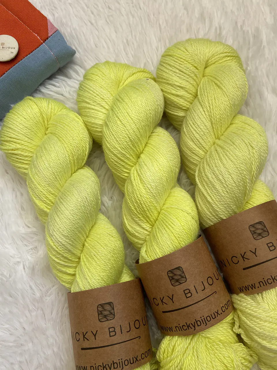 Merino Seda Fingering - Amarillo Flúor  3