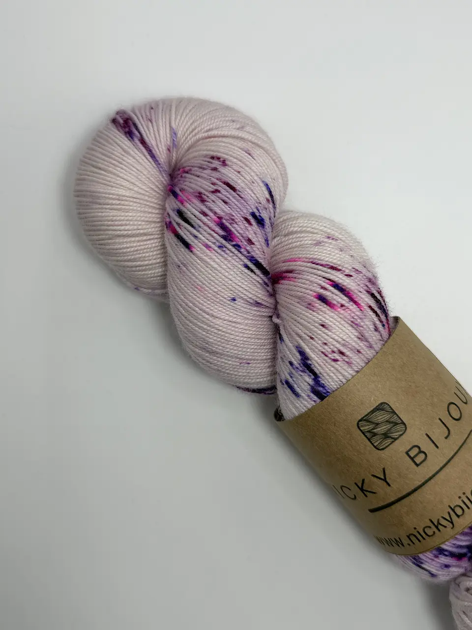 Merino Bijoux Fingering - color: Luna Violeta (Fluorescente) 2