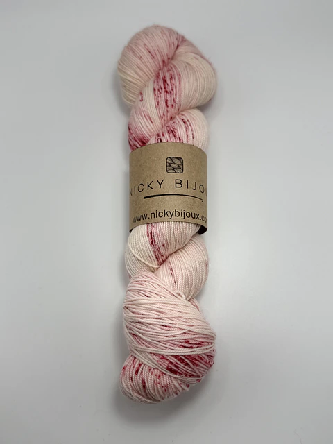 Merino Bijoux Fingering - color: Corazon de Luciérnaga 