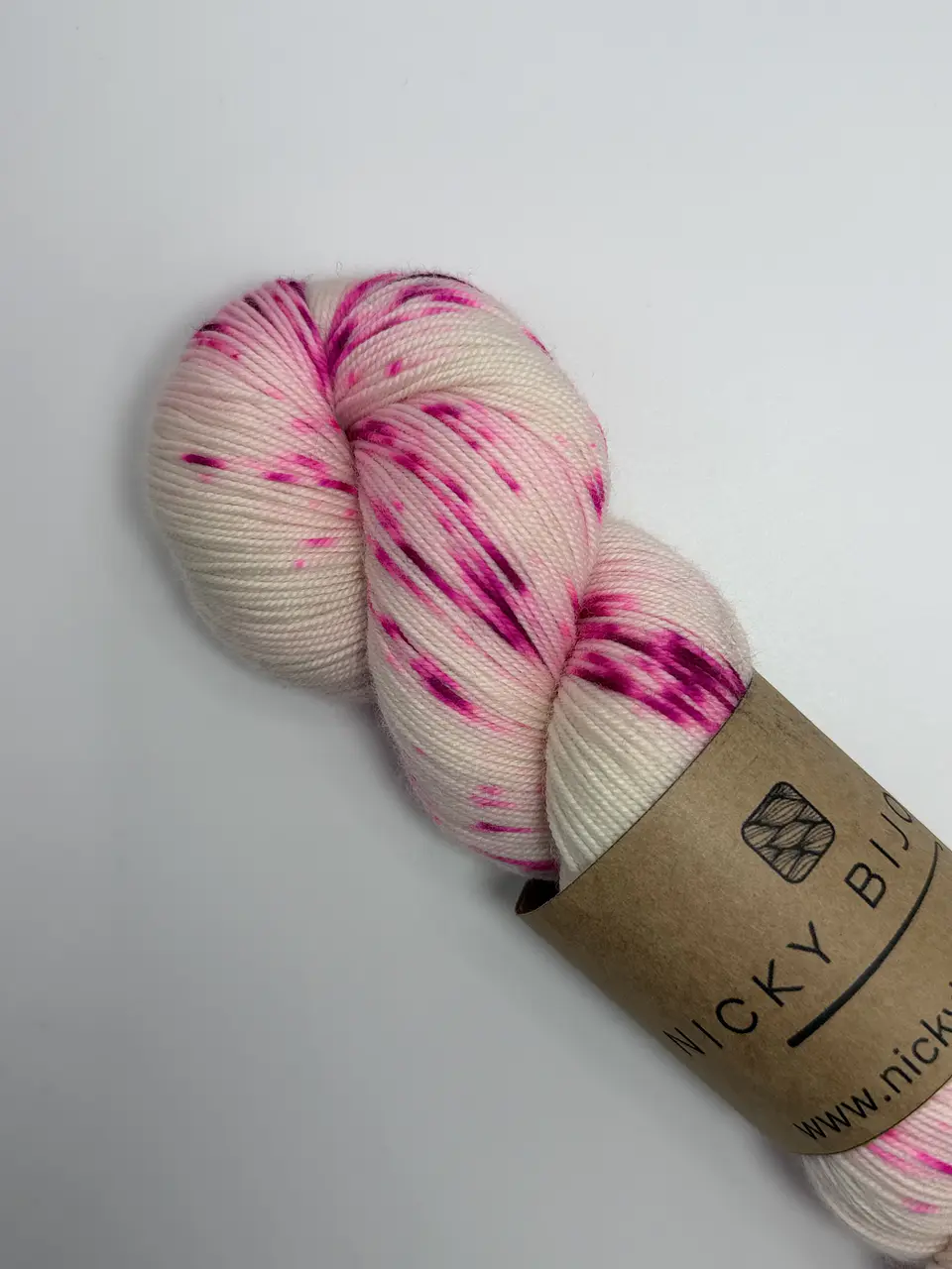 Merino Bijoux Fingering - color: Destello Rosa (Fluorescente) 2