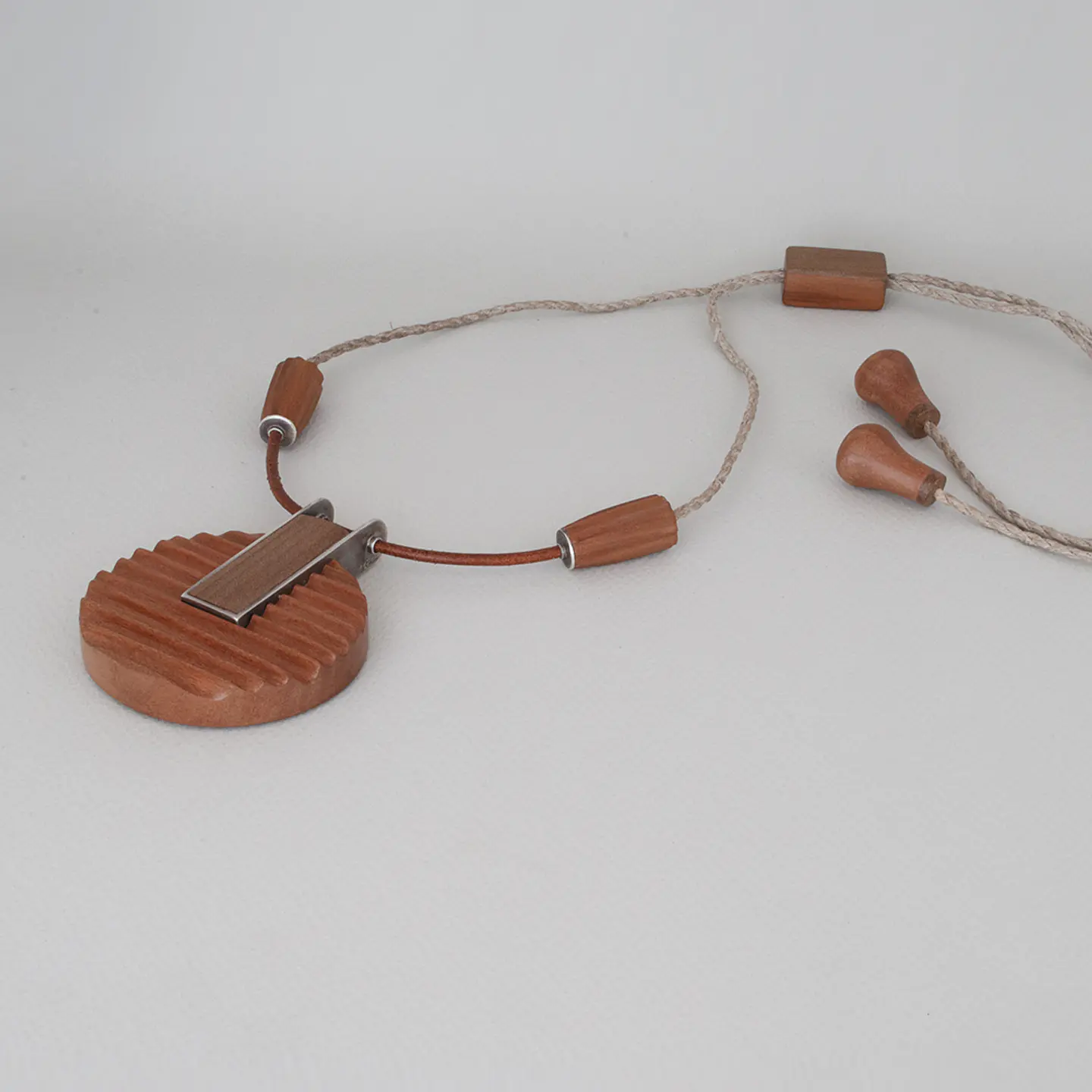 Collar Tallado 2
