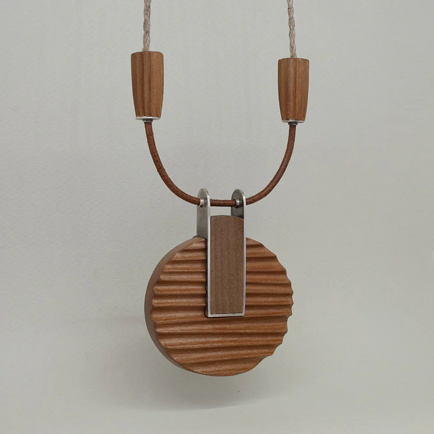 Collar Tallado 1