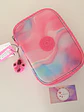 Kipling - Estuche 100 pens Tie Dye Pink - Miniatura 1