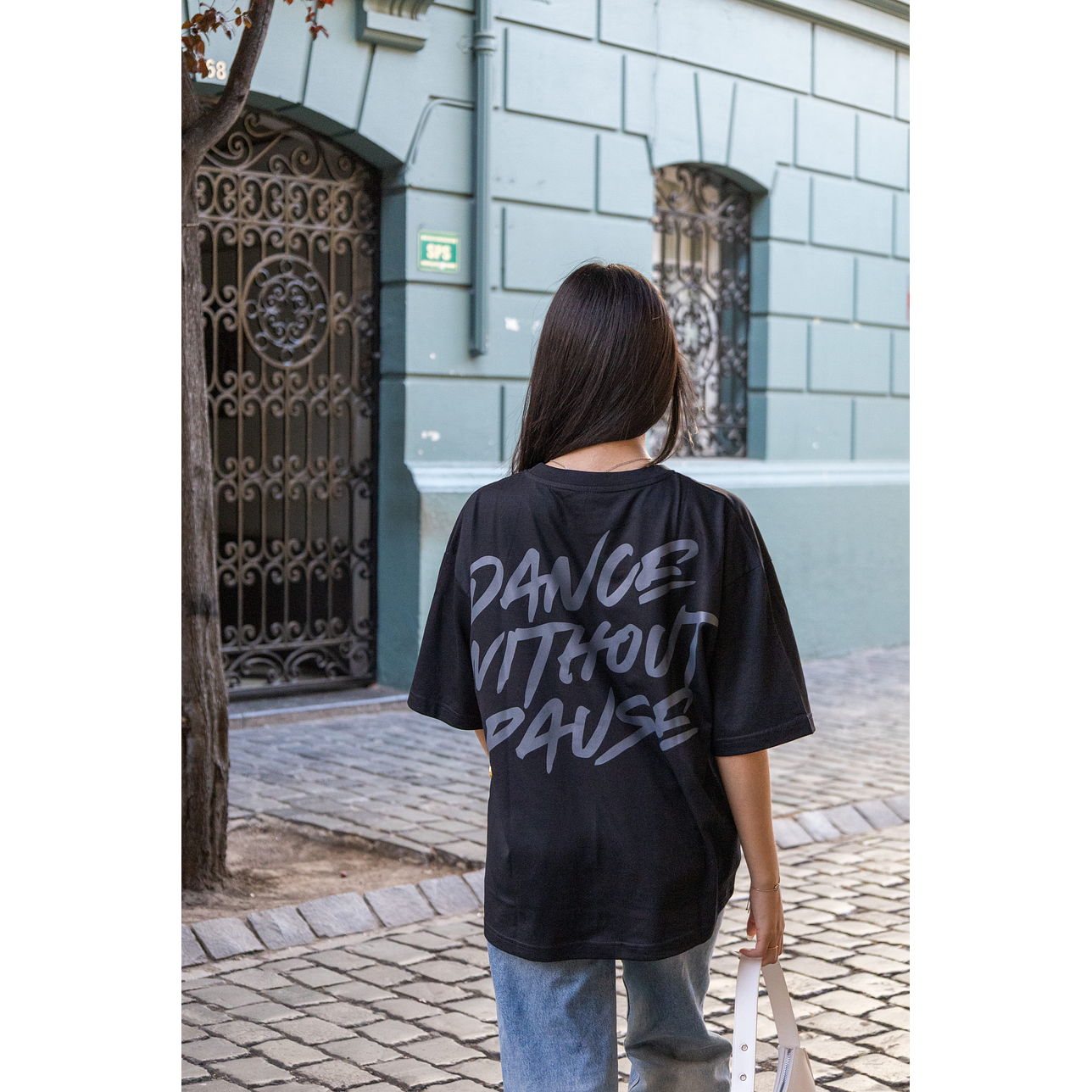 Polera Oversize Dance Without Pause Negra 4