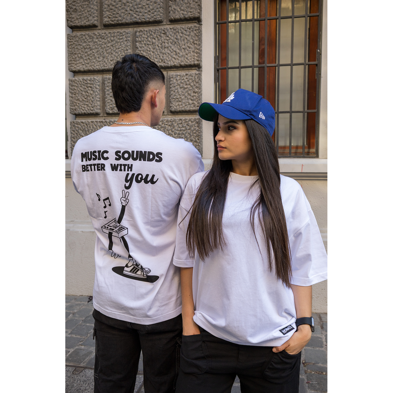 Polera Overzise Music Sounds Better With You Blanca 4