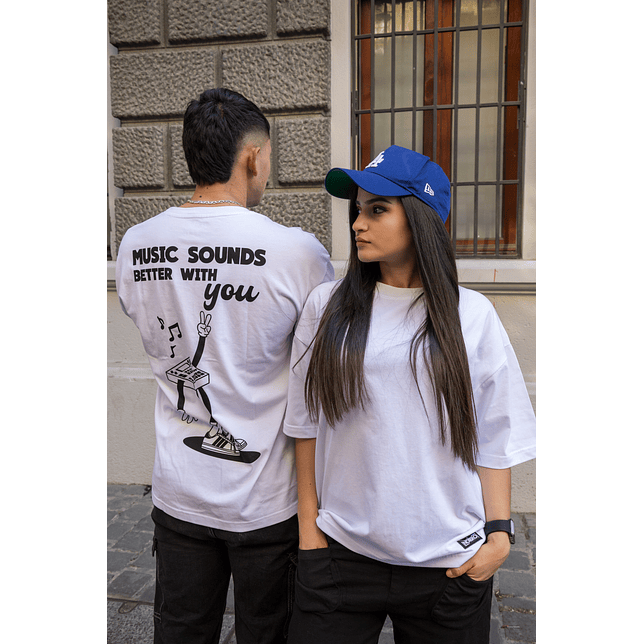 Polera Overzise Music Sounds Better With You Blanca 4