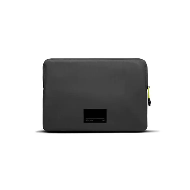 Funda ultraligera Native Union para MacBook de 13“ negra. 1