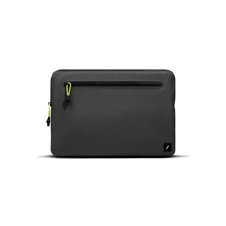 Funda ultraligera Native Union para MacBook de 13“ negra. 2