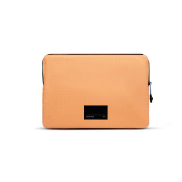 Funda ultraligera para Macbook 13“ - Native Union Apricot 2