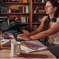 Auriculares Poly Voyager Focus 2 con base de carga (edición Microsoft Teams) - Miniatura 3