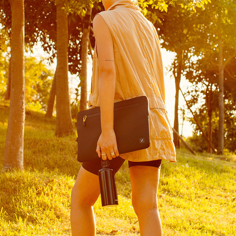 Sleeve poliéster Ultralight para Macbook 13“ Native union Slate Green 4