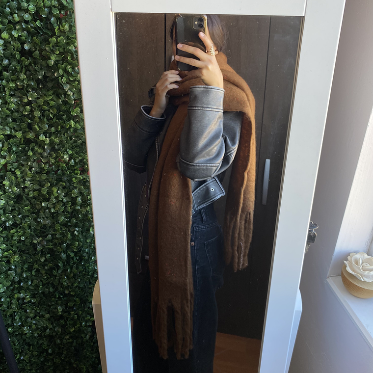 Bufanda alpaca Café con manchas rojas 2