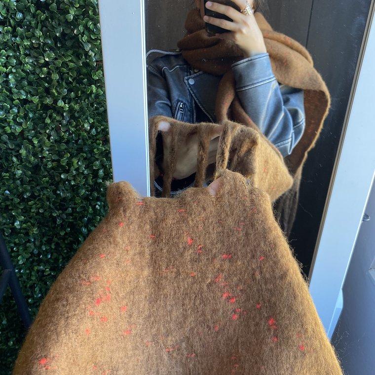 Bufanda alpaca Café con manchas rojas 3