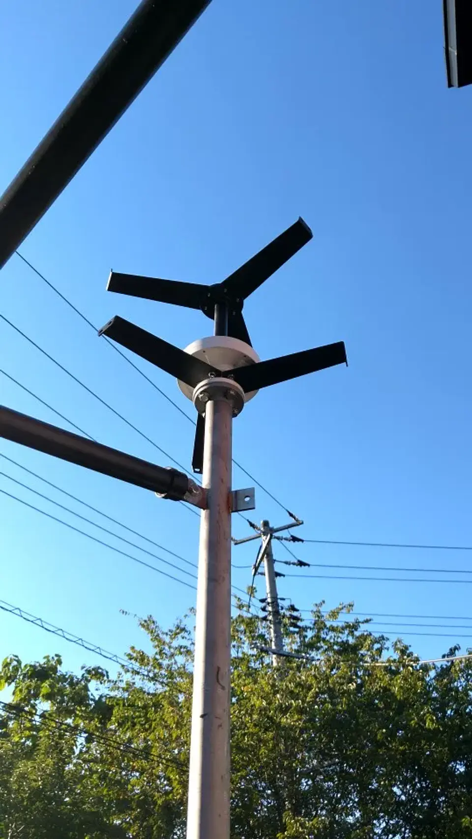 FLYT FX-400 Vertical-Axis Wind Turbine, 400 W | Nova Bliss 3