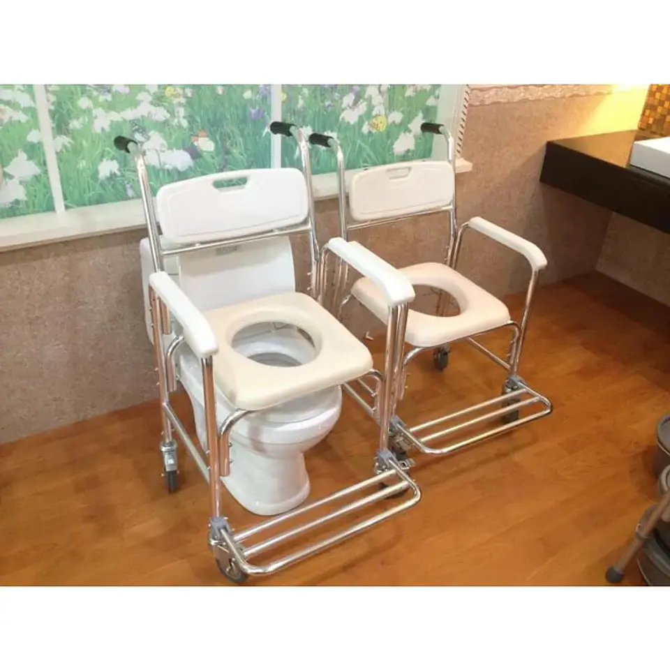 Cadeira de Banho e Sanitária com rodas, apoio de pés rebatível 2