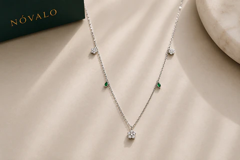 Collar Floral con Circones Verde Esmeralda