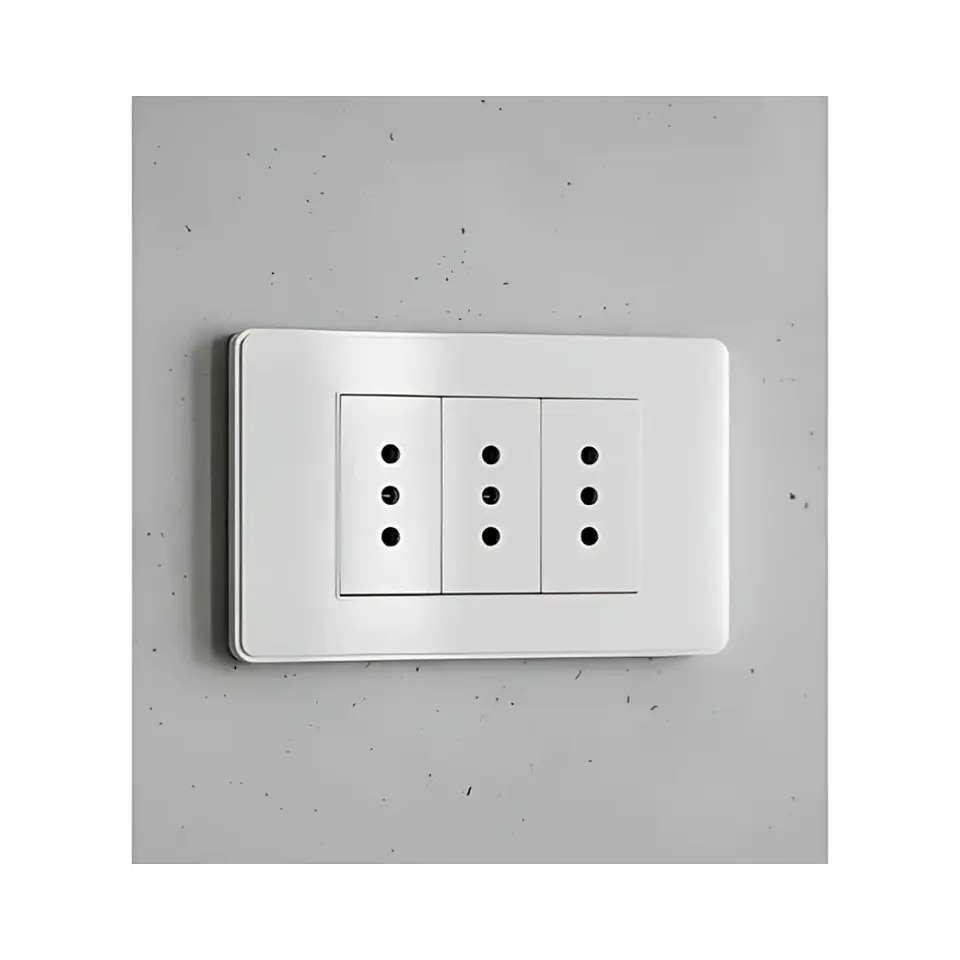 Tomacorriente triple 10A / 250V  2