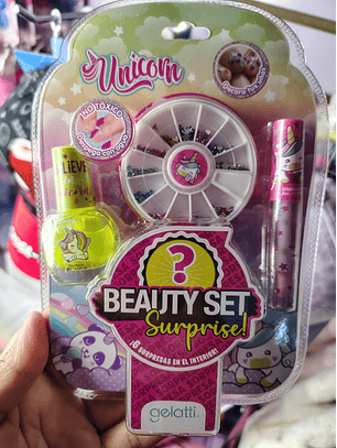 Esmalte de uñas, brillo labial y  gemas para decorar las uñas