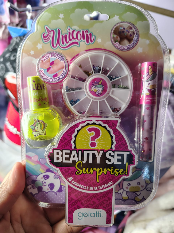 Esmalte de uñas, brillo labial y  gemas para decorar las uñas 2