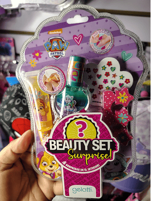 Esmalte de uñas, brillo labial y stickers