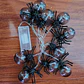 Guirnalda Halloween 10 Arañas LED – 1,5 m a Pilas - Miniatura 5