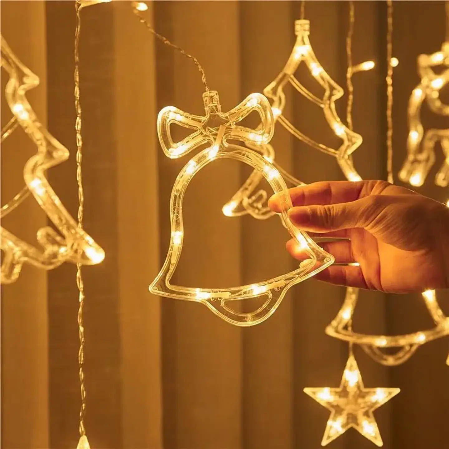 Cortina Navideña LED con Figuras Colgantes – Estrellas, Árboles y Renos para Ventanas y Hogar 8
