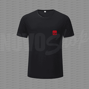 POLERA DRYFIT MICROPERFORADA LOGO FRONT 8CM