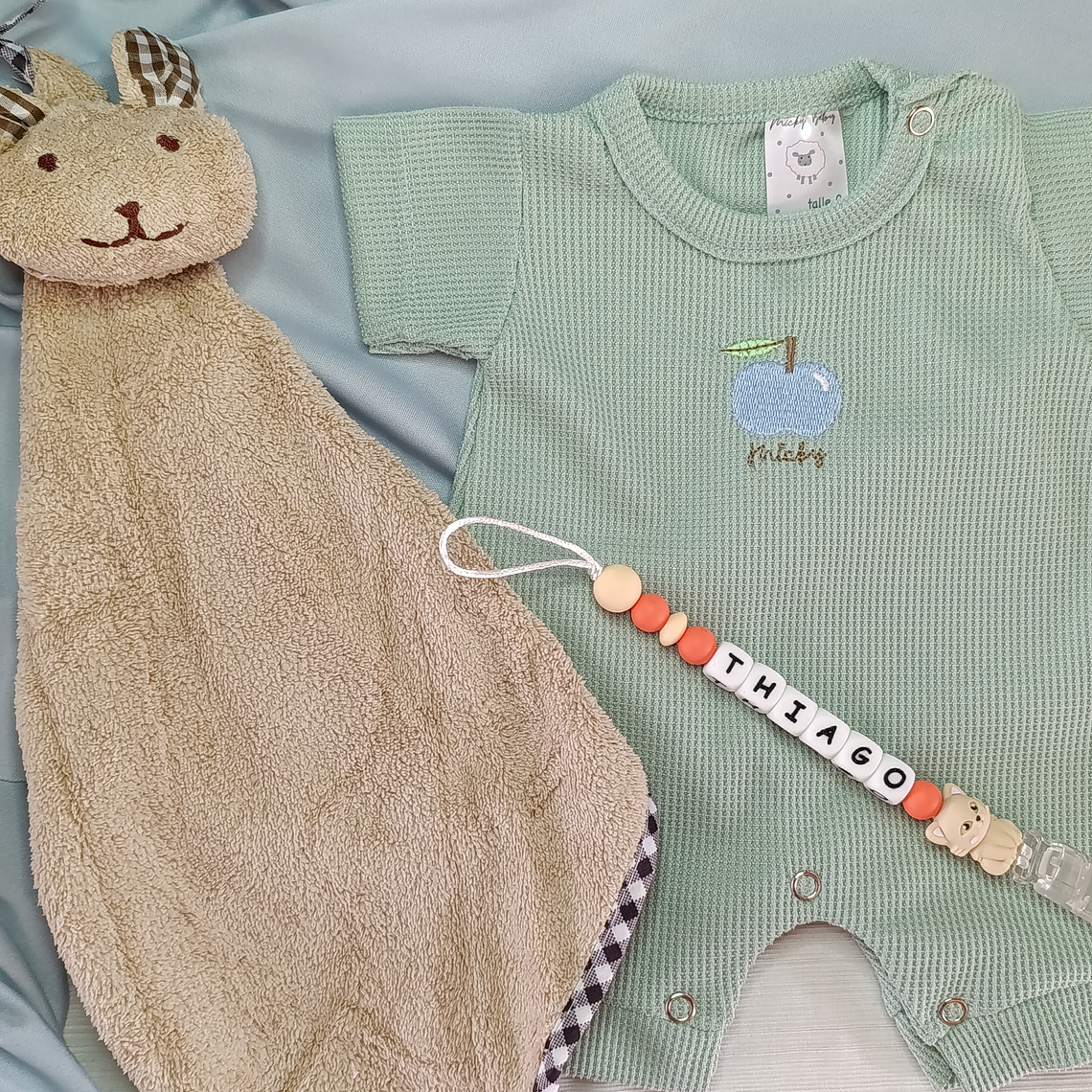 Enterito waffle + portachupete + manta de apego 1