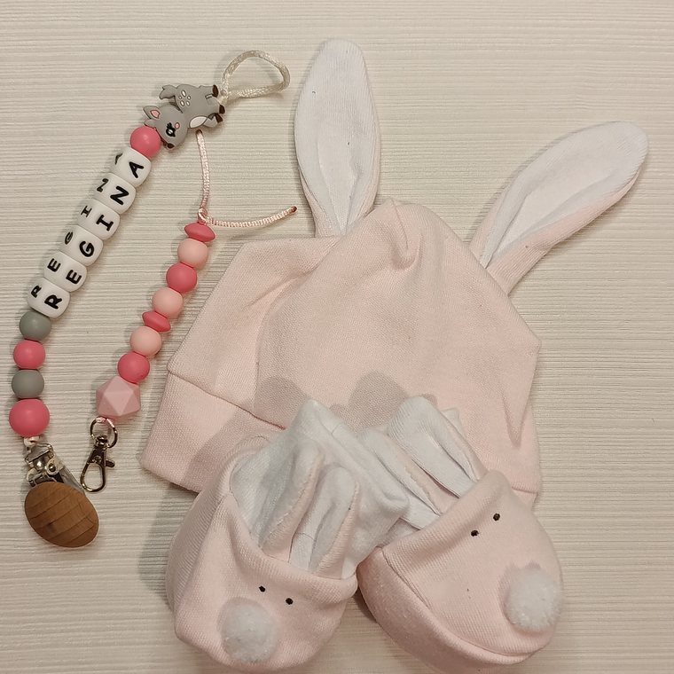 Combo gorrito y escarpines + portachupetes+ colgante 2