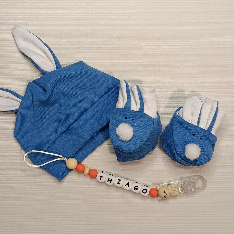 Combo gorrito y escarpines + portachupetes+ colgante 1