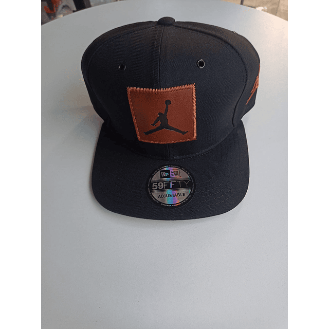 GORRA CON DISEÑO JORDAN 